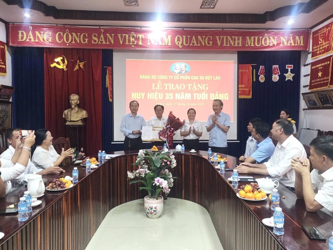 Đảng bộ Cao su Việt Lào trao tặng Huy hiệu 35 năm tuổi Đảng cho đồng chí Ngô Hồng Sơn